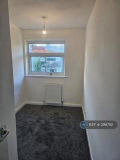 3 bedroom terraced house to rent, Stroma Gardens, Manchester, M41