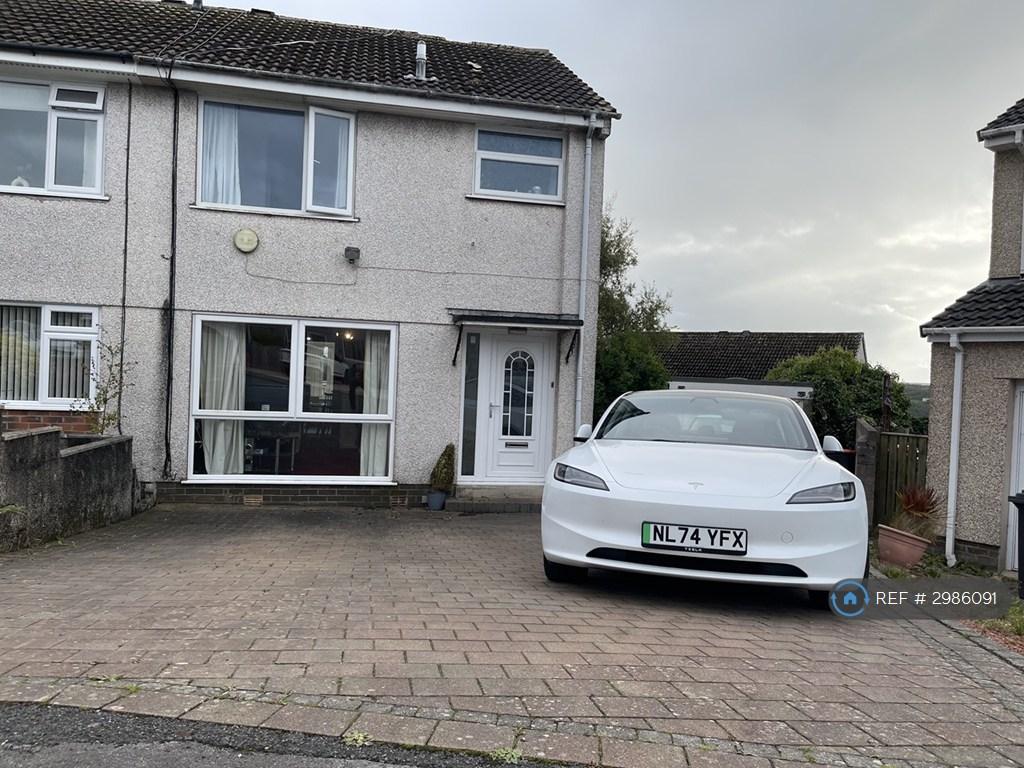 Detached house exterior, driveway