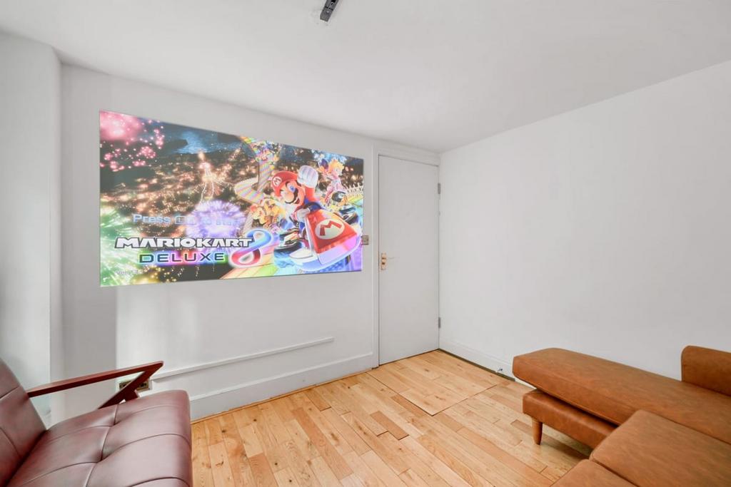 House in Aldgate East - More