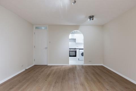 2 bedroom flat to rent, at London, Lambert Court, Bushey Grove Road WD23