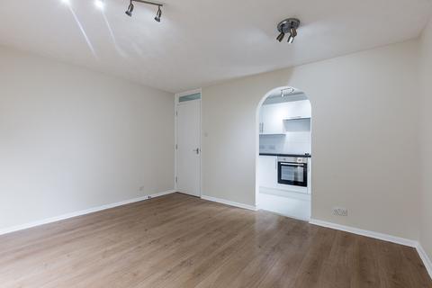 2 bedroom flat to rent, at London, Lambert Court, Bushey Grove Road WD23