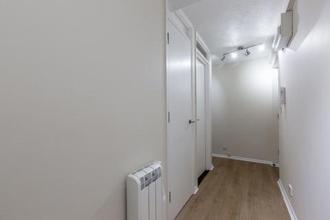 2 bedroom flat to rent, at London, Lambert Court, Bushey Grove Road WD23