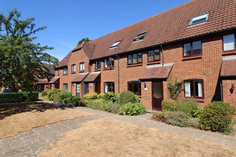 3 bedroom terraced house to rent, Bishopsgate Walk, Chichester, PO19