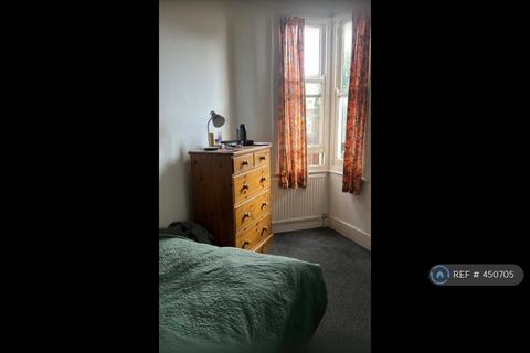 1 bedroom in a flat share to rent, Palmers Green, London, N13
