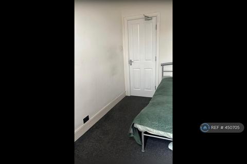 1 bedroom in a flat share to rent, Palmers Green, London, N13
