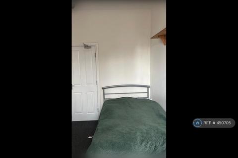1 bedroom in a flat share to rent, Palmers Green, London, N13