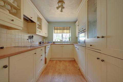 2 bedroom flat for sale, Tudor Gardens, Burgess Hill, RH15