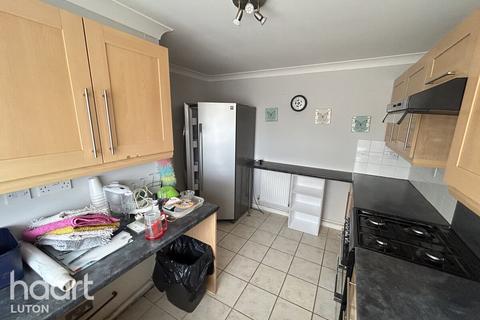 3 bedroom end of terrace house to rent, Arrow Close, LUTON