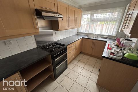 3 bedroom end of terrace house to rent, Arrow Close, LUTON