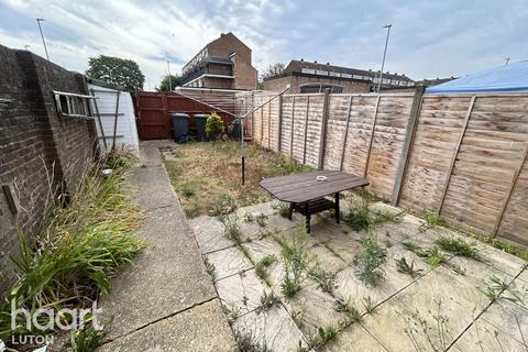 3 bedroom end of terrace house to rent, Arrow Close, LUTON