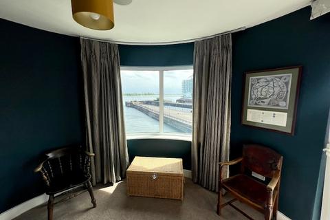 2 bedroom apartment to rent, Stuart Street