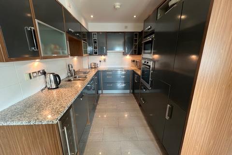 2 bedroom apartment to rent, Stuart Street