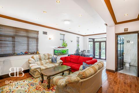 2 bedroom detached bungalow for sale, Stradbroke Grove, Clayhall, IG5