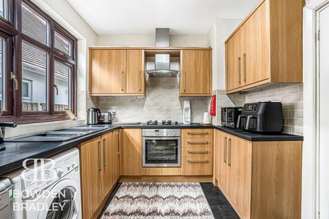 2 bedroom detached bungalow for sale, Stradbroke Grove, Clayhall, IG5