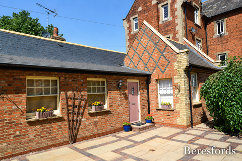 3 bedroom end of terrace house to rent, The Close, CM6