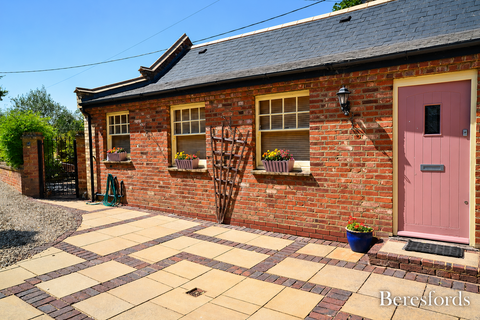 3 bedroom end of terrace house to rent, The Close, CM6