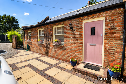 3 bedroom end of terrace house to rent, The Close, CM6