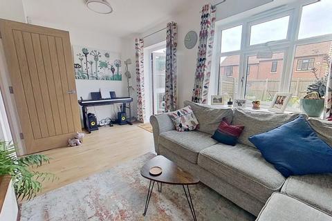 3 bedroom semi-detached house to rent, Parkview Place, West Park, Leeds