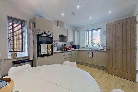 3 bedroom semi-detached house to rent, Parkview Place, West Park, Leeds
