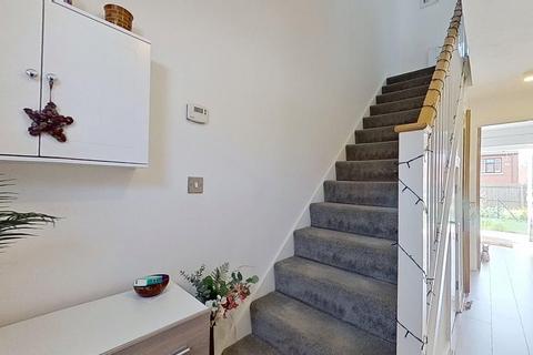 3 bedroom semi-detached house to rent, Parkview Place, West Park, Leeds