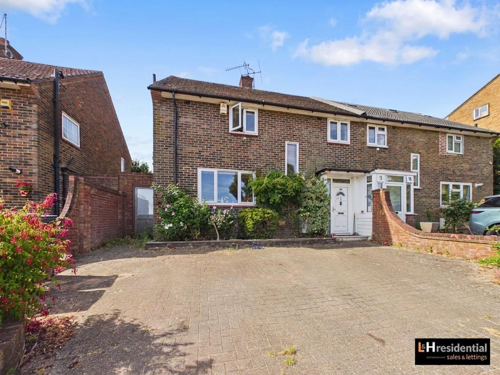 Detached house exterior, driveway