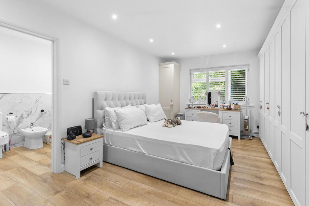 Master bedroom, en suite