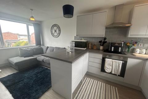 2 bedroom flat to rent, Delves Crescent, Atherstone, CV9