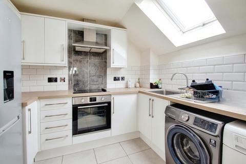 2 bedroom apartment to rent, Colham Road, Uxbridge UB8