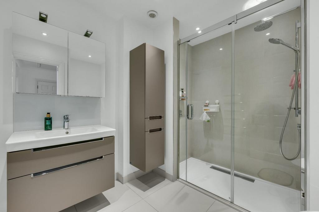 House in Surbiton - More