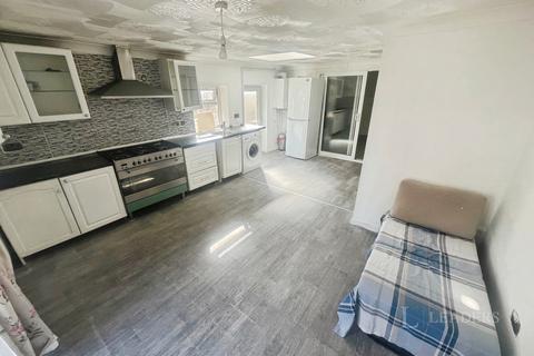 3 bedroom semi-detached house to rent, Waller Avenue, Luton, Bedfordshire, LU4