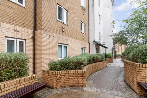 2 bedroom flat to rent, Lorne Close, London