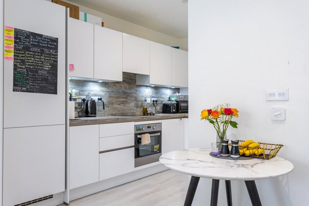Apartment in Hounslow - View 3