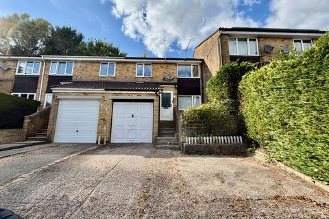 3 bedroom terraced house to rent, Mountside, Risca, NP11