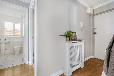 2 bedroom ground floor flat for sale, Pineview Court, North Chingford