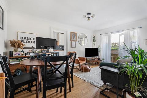 2 bedroom ground floor flat for sale, Pineview Court, North Chingford