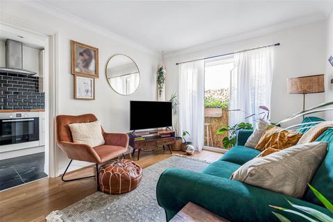 2 bedroom ground floor flat for sale, Pineview Court, North Chingford
