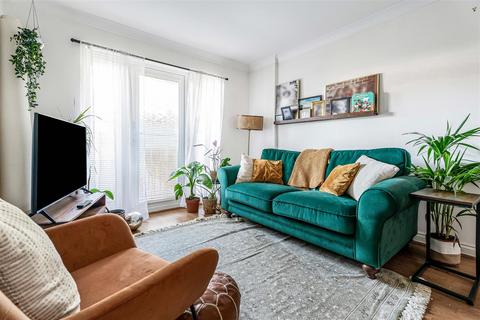 2 bedroom ground floor flat for sale, Pineview Court, North Chingford