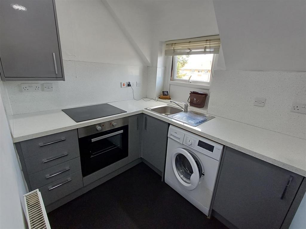 Apartment in Cardiff, Ely - View 3