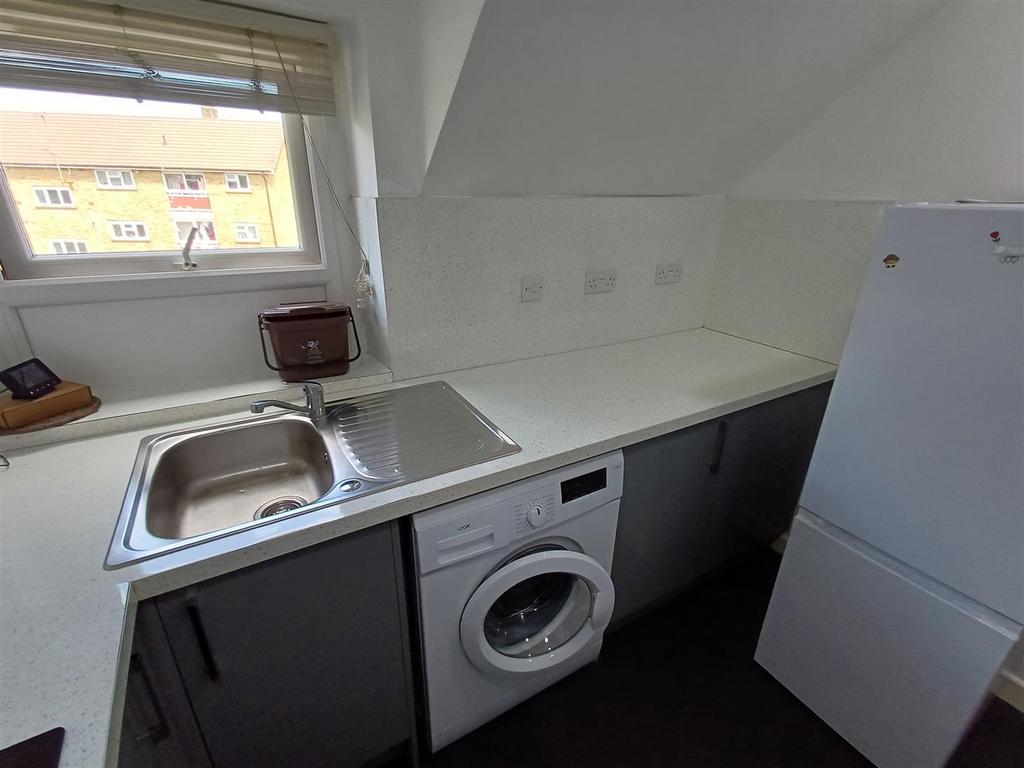 Apartment in Cardiff, Ely - View 4