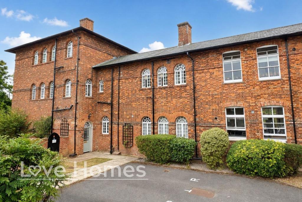 Detached house exterior, driveway