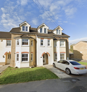 2 bedroom flat to rent, Manor Road, Romford RM1