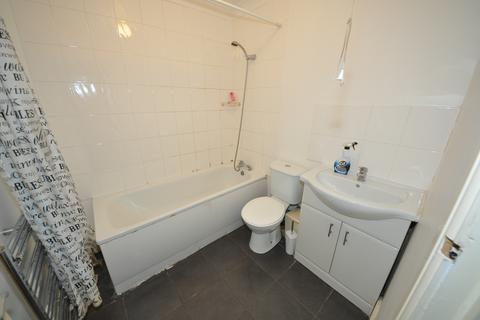 1 bedroom flat to rent, Heath Park Road, Romford RM2