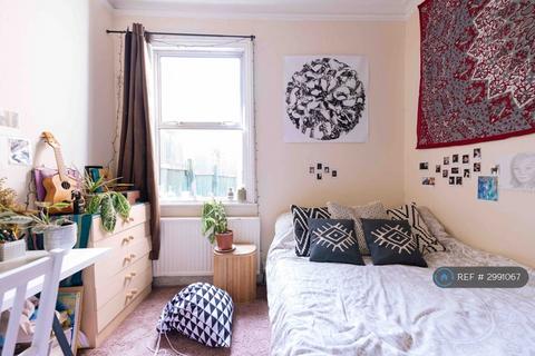 5 bedroom semi-detached house to rent, Ethnard Road, London, SE15