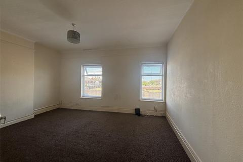 2 bedroom flat to rent, Grimsby Road, CLEETHORPES