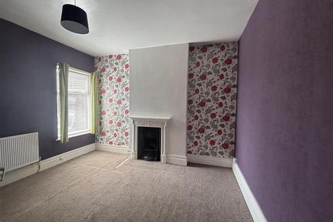 2 bedroom flat to rent, Grimsby Road, CLEETHORPES