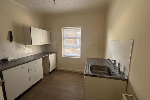 2 bedroom flat to rent, Grimsby Road, CLEETHORPES