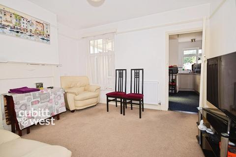 3 bedroom semi-detached house to rent, Southdownview Road Worthing BN14