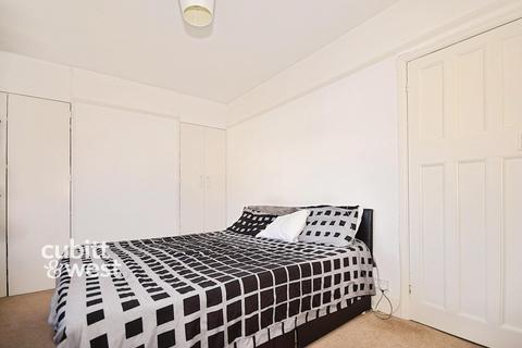 3 bedroom semi-detached house to rent, Southdownview Road Worthing BN14