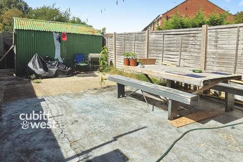 3 bedroom semi-detached house to rent, Southdownview Road Worthing BN14
