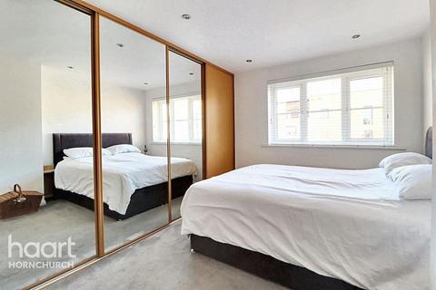 2 bedroom apartment to rent, Nightingale Crescent, ROMFORD